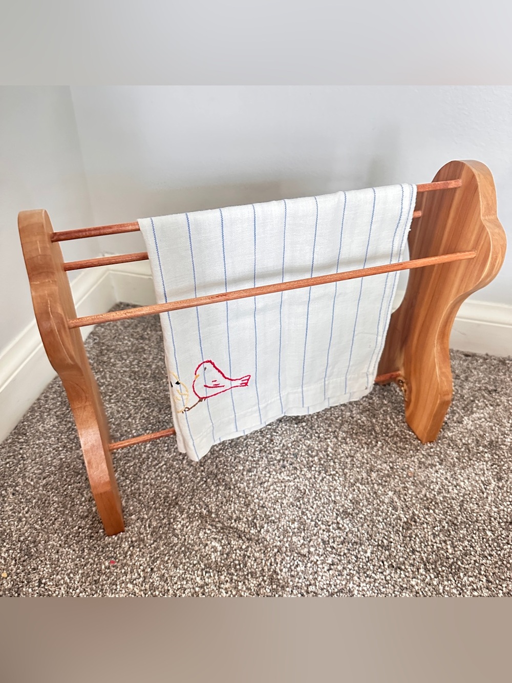 Wooden mini tabletop towel rack